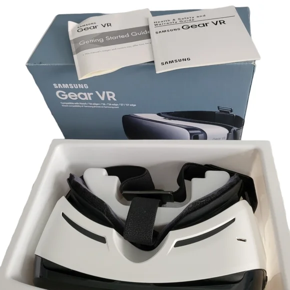 Samsung Gear VR Headset still with original box, like new condition - Picture 2 of 7